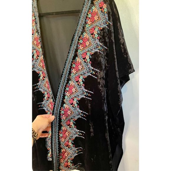 Andrée by Unit Boho Velvet Embroidered Kimono Cardigan in Black - Size m/l - Picture 7 of 13
